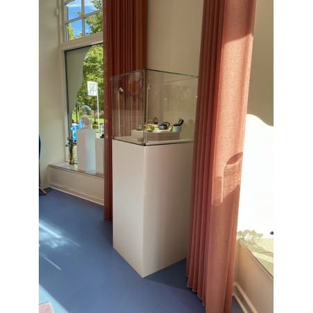 Glasvitrine mit Tür