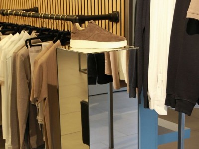 Warum Spiegelsockel in Schaufenstern besonders ins Auge fallen